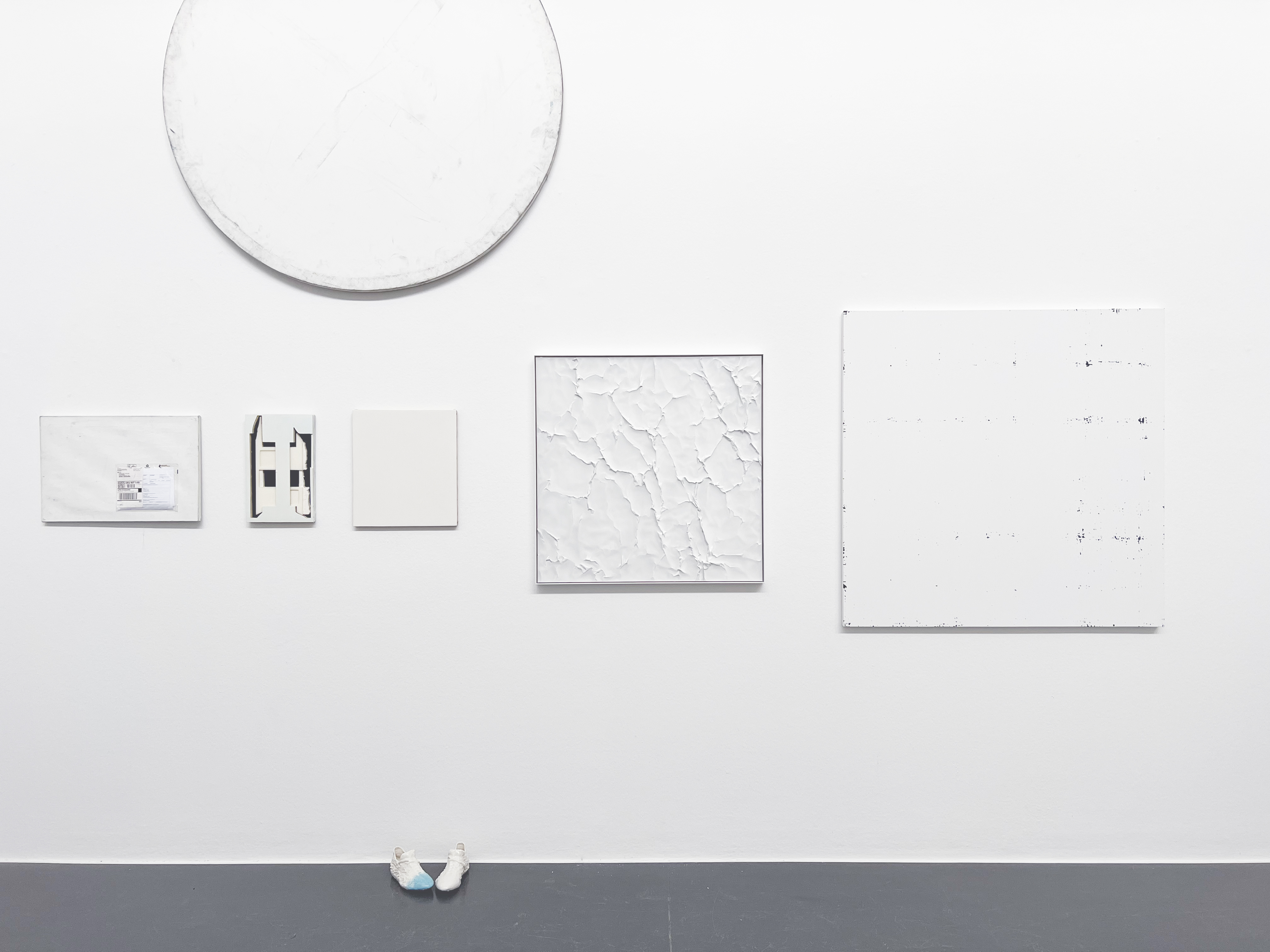 Exhibition view II ,,Drei Farben: Blau, Weiß, Rot‘‘ Walter Storms Galerie, Munich (Cessation 13), 2022