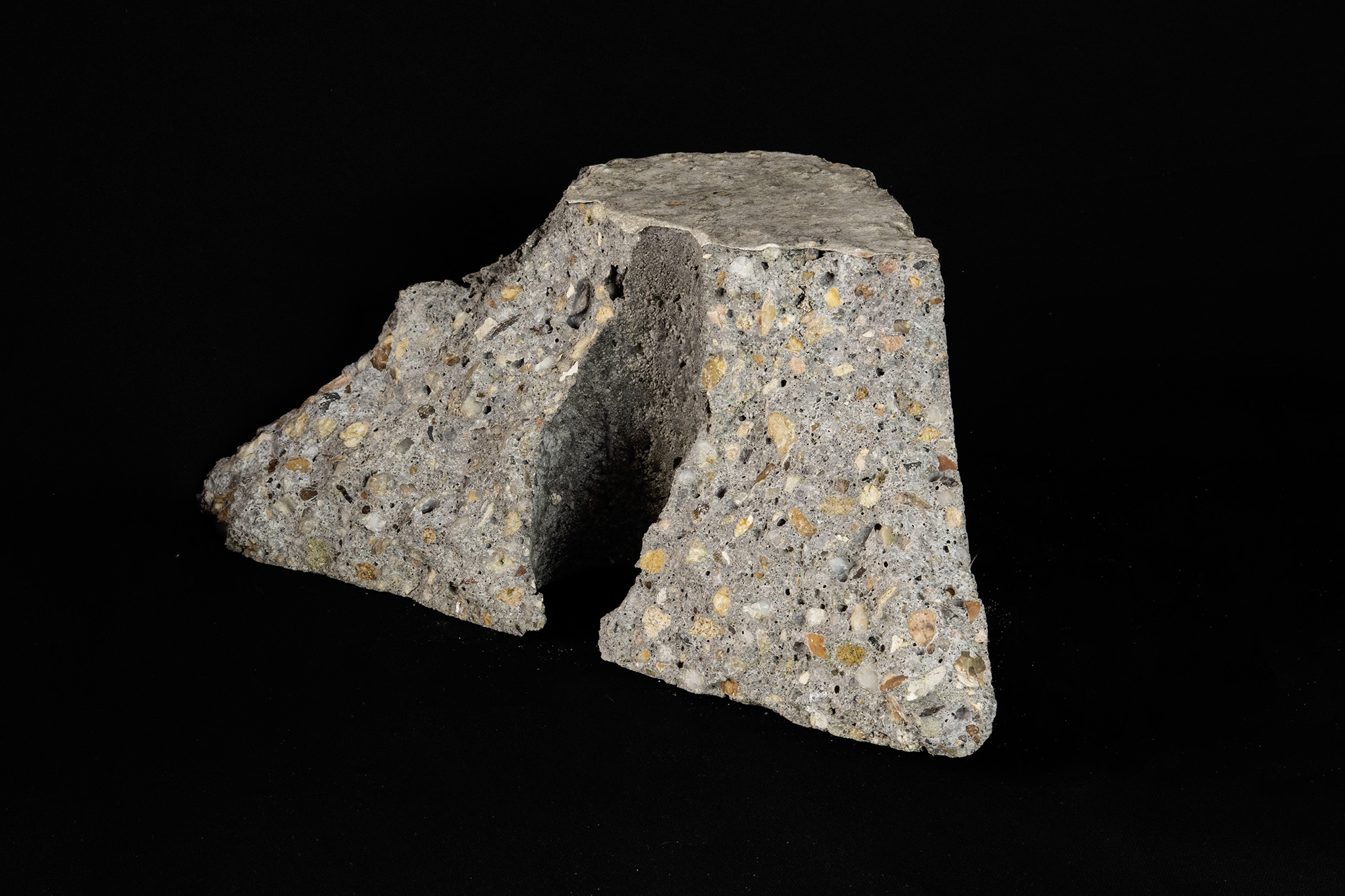 Béton (avec granulat) 19x19x10. Tirage pigmentaire sur Papier Kozo 8x11 cm.