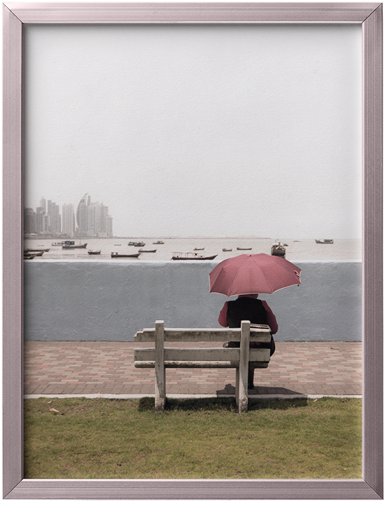 Fotograf&iacute;a impresa paisaje mujer observa bah&iacute;a de la ciudad de Panam&aacute;