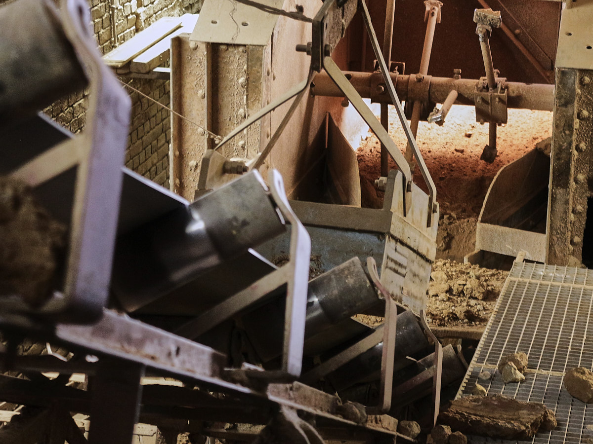 Elle est d'abord émiettée, piochée et épierrée. Des éléments comme des silex, ou des morceaux de bois sont enlevés.