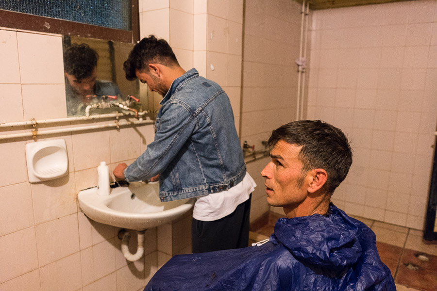 Coupe de cheveux dans les toilettes communes. Pour les douches, il faut aller dans un container am&eacute;nag&eacute; dans la cour. Avant 14h, il est r&eacute;serv&eacute; aux femmes. Le soir, c'est au tour des hommes.