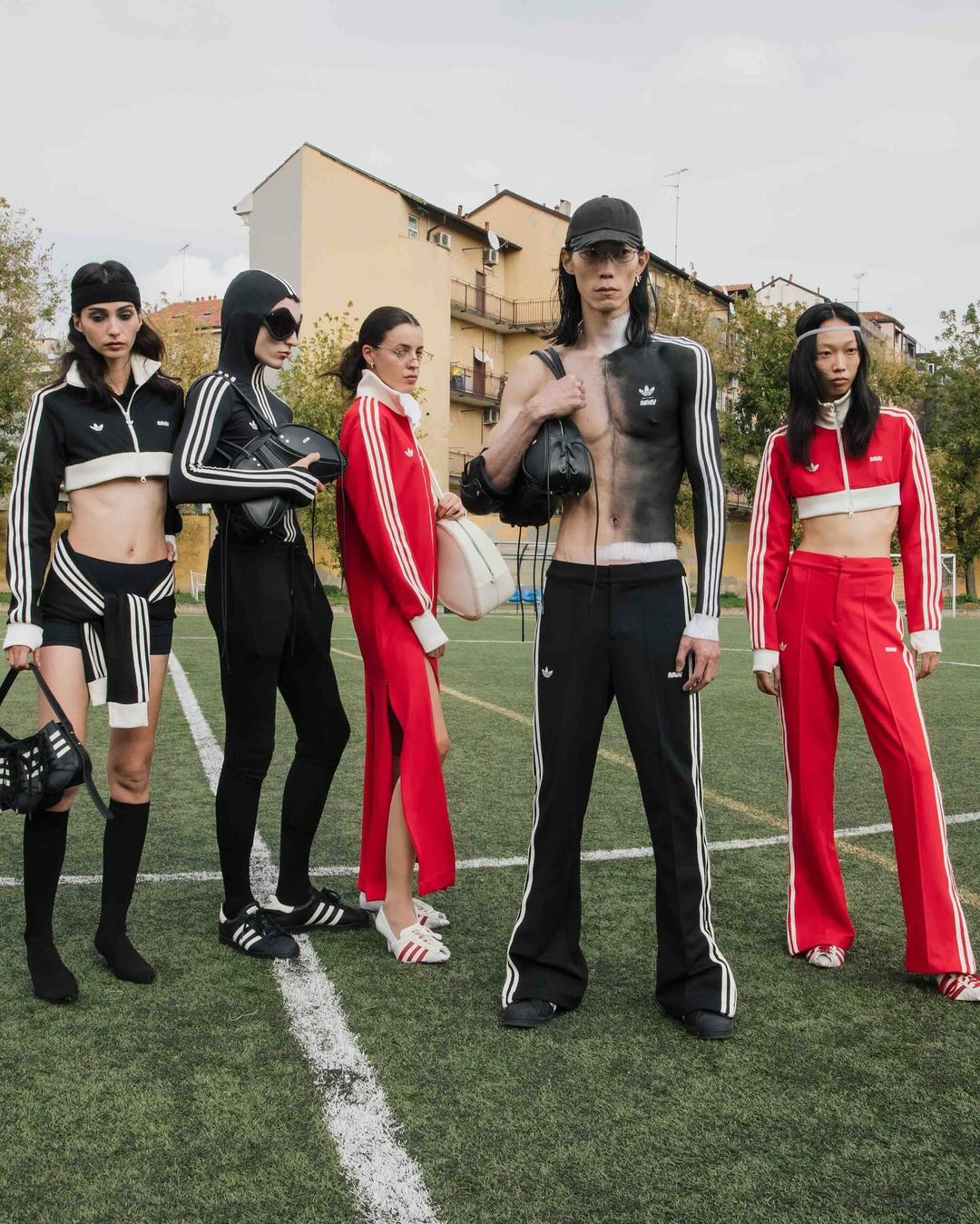 11 OCT — FASHION WEEKS SS25: COLABORACIONES DE ZAPATILLAS QUE MARCARÁN TENDENCIA