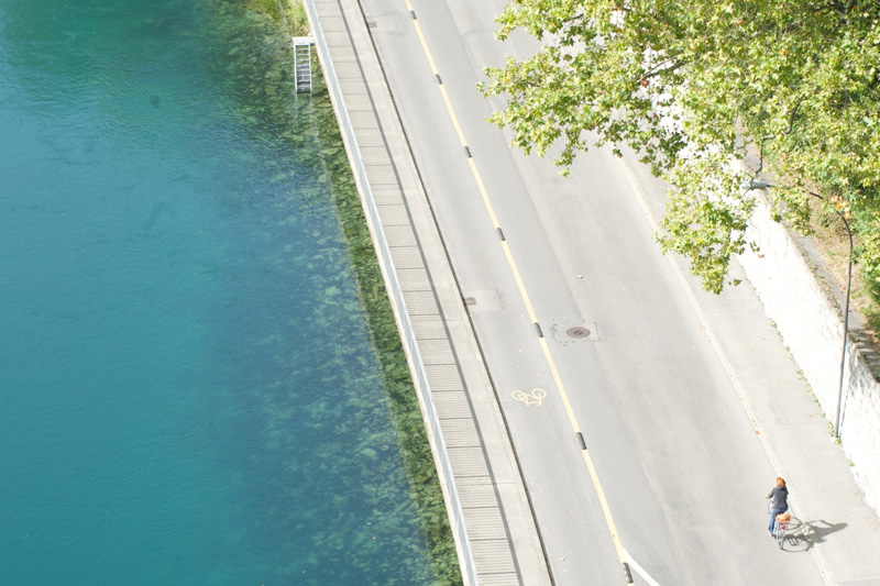 Die Lebensader Bern‘s, begleitet von einem Streifen Asphalt. Schon als Kind mussten mich meine Grosseltern beim Lauschen der Wassermassen aus dem einen oder anderen Tagtraum reissen.
