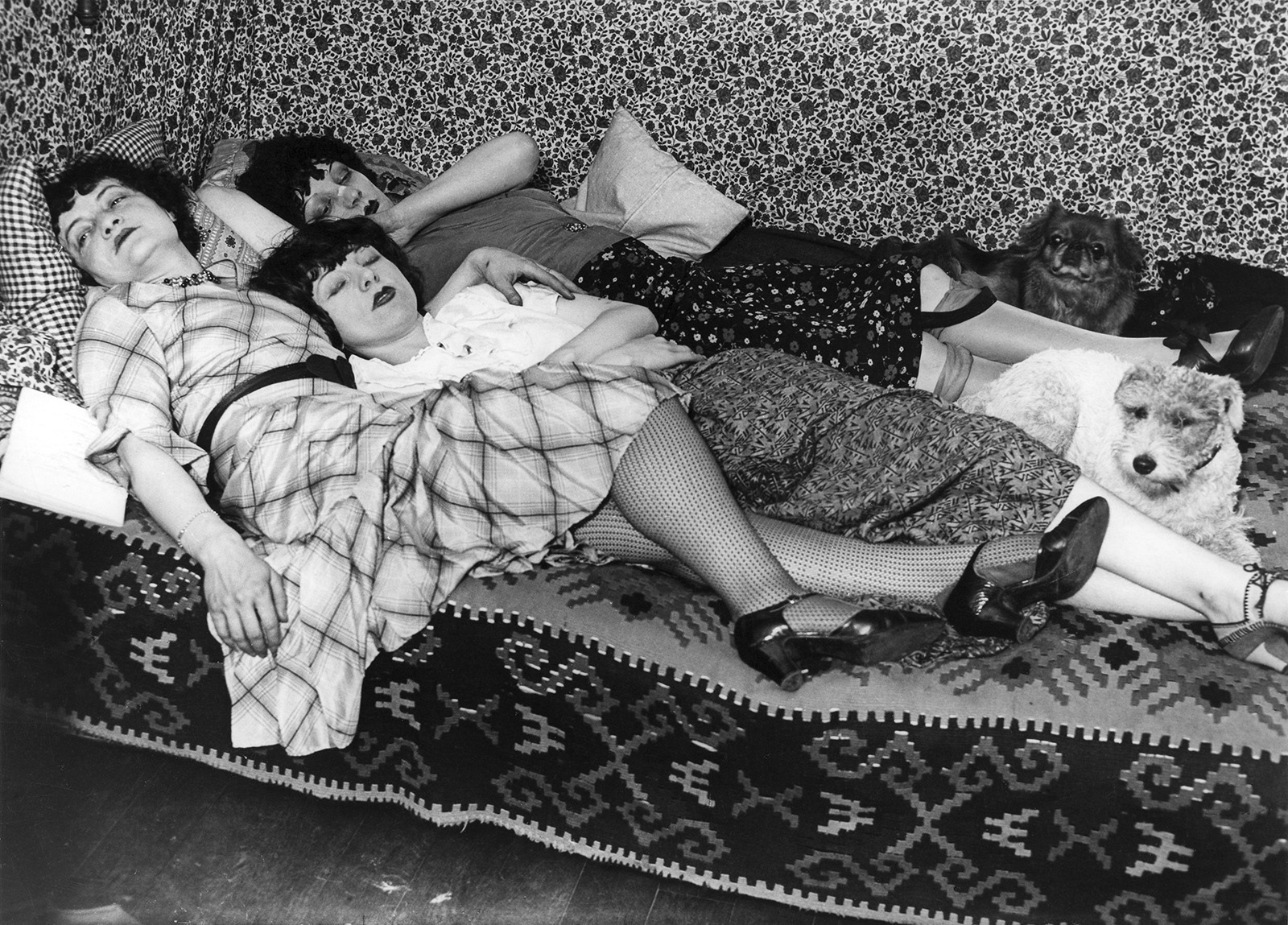 Gyula HALÁSZ, dit BRASSAÏ Kiki et ses amies Thérèse Treize de Caro et Lily, 1932 © Estate Brassaï Succession / Philippe Ribeyrolles