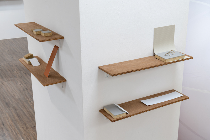 도시 모형 연구(2023), 2023, 건축 모형 계단과 지붕, 격자 판과 타일 모형판, 모래, 겔 미디엄, 철제 꺽쇠, 합판, 선반 지지대, 선반 위에 가변설치