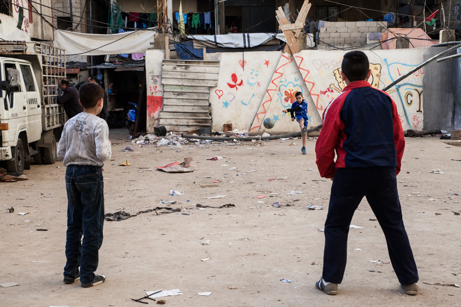 Shatila camp, beirut, lebanon Le camp ne poss&egrave;de qu'une seule aire de jeux pour les centaines d'enfants du camp, petite et sale. Le jeu de bille et le foot sont les jeux en vogue. 