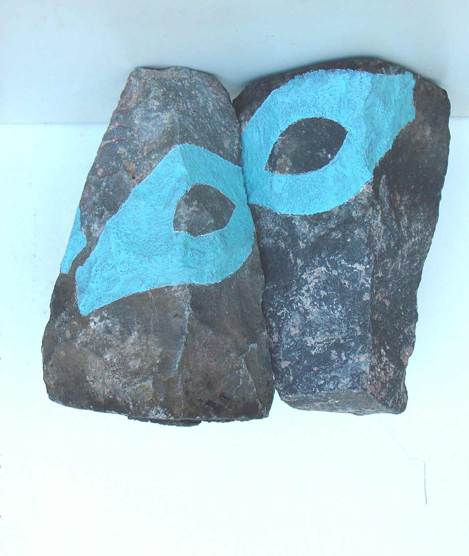 Baiser bleu de personae, 2012. Env. 12 cm. 2 pavés masqués et peints installés au plafond.