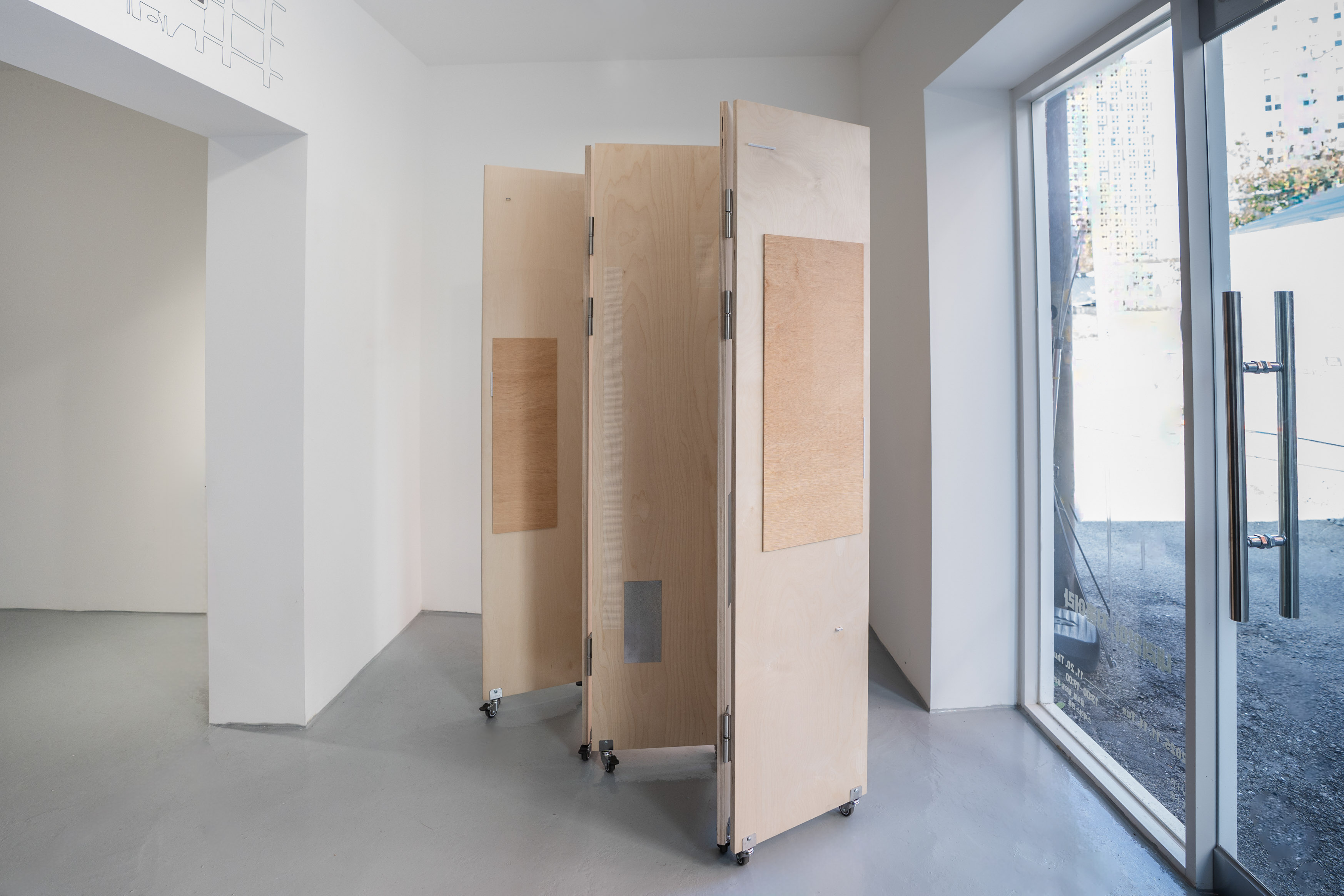 접고 펼치는 흔적, 2025, 자작나무 합판, 경첩, 바퀴, 흔적을 만드는 생활 용품, 가변크기