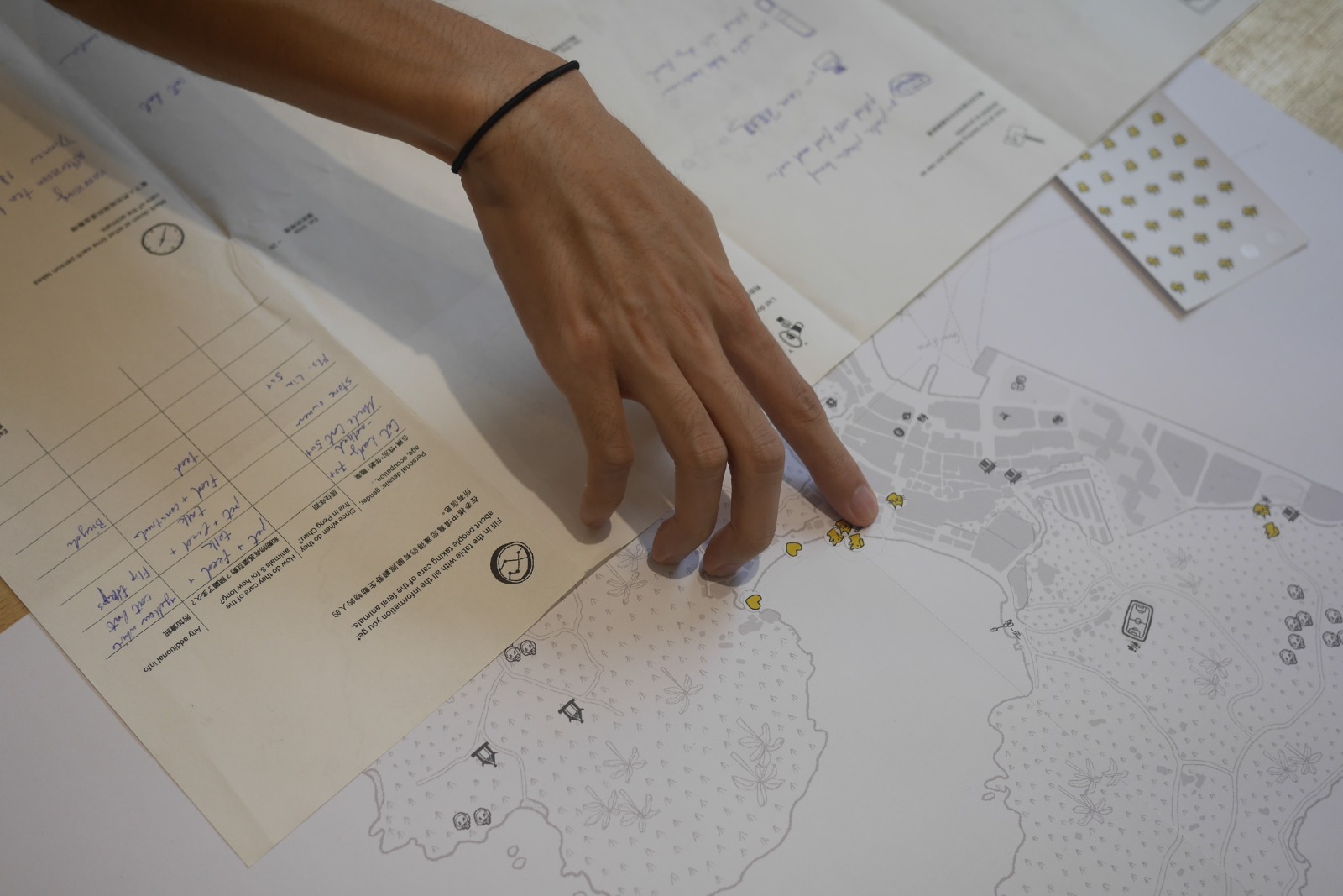 With an investigation leaflet that mimics the format and research process of Islanders zine, participants took a day or two to walk around the island, observe and record. Through this process, they developed a new type of attention to their environment.