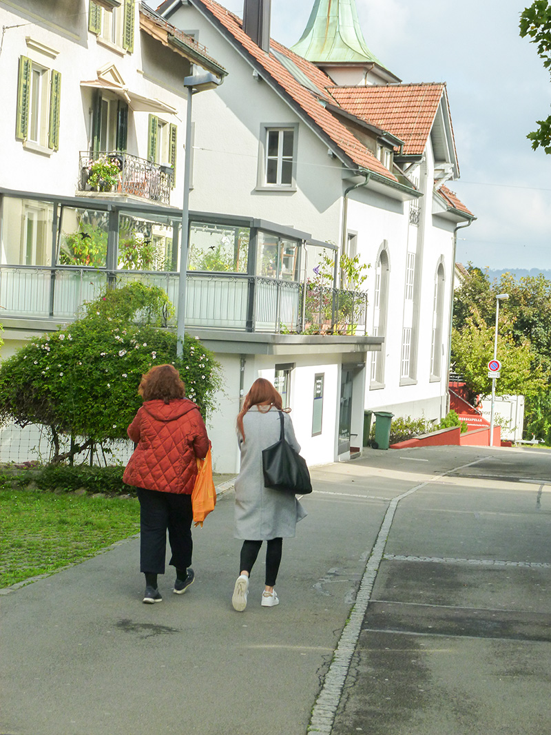 Gemeinsame Wege. Freundinnen schlendern durch die Strassen &ndash; allt&auml;gliche Wege werden zu gemeinsamen Momenten.