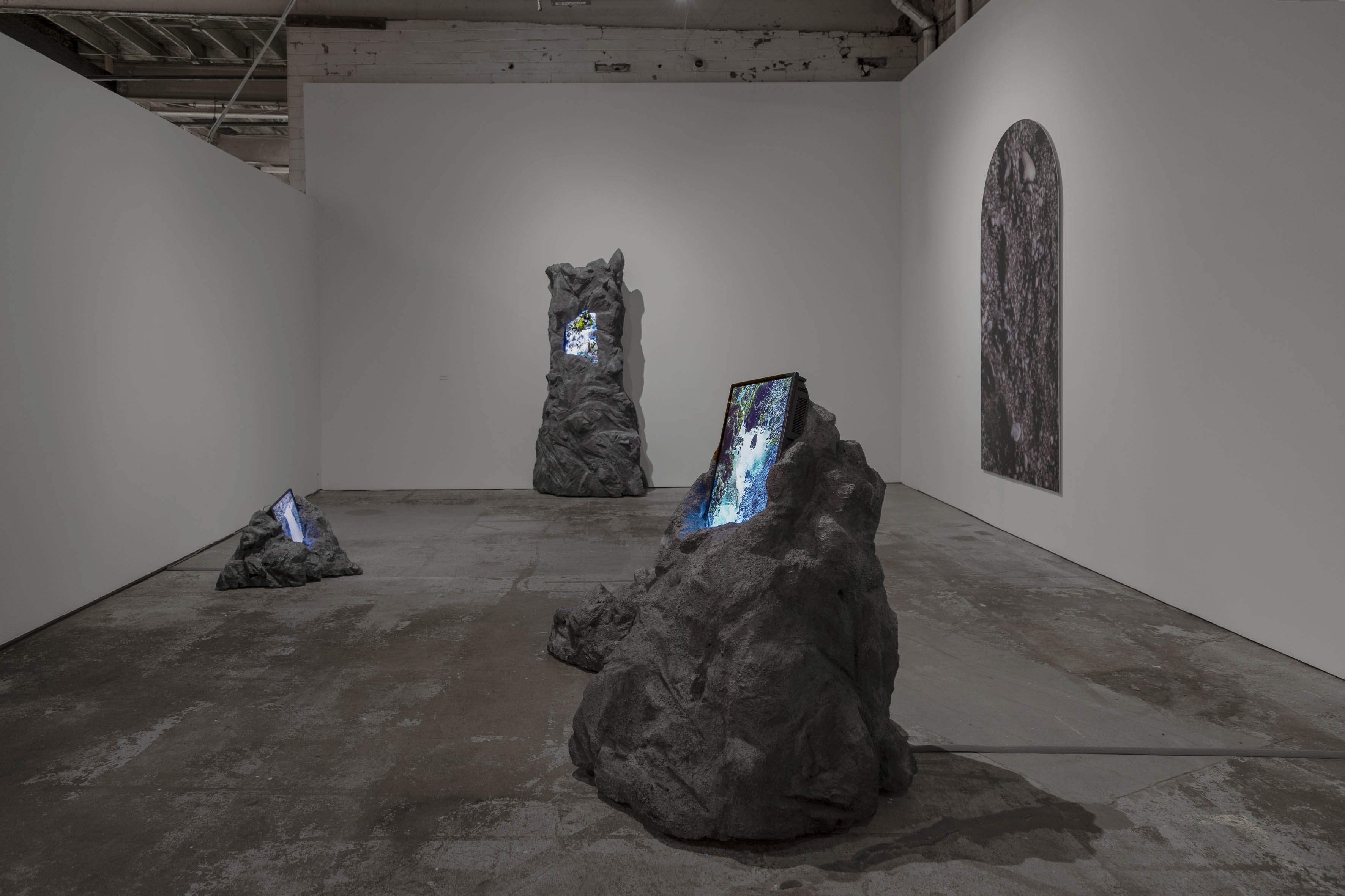 MAGIC CIRCLE by CLARE GATTO and KARA GÜT at MUSEUM OF CONTEMPORARY ART DETROIT curated by ISABELLA NIMMO [from 20241109 to 20250223] [Photo : Clare Gatto] 