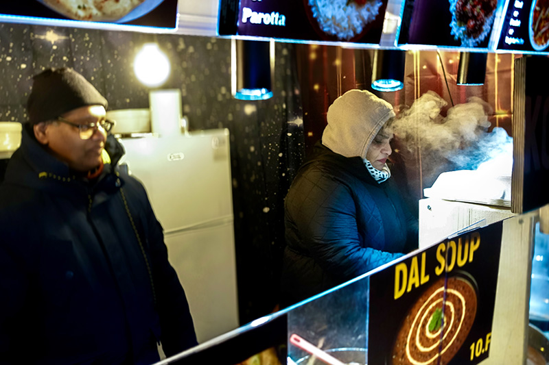 Das Paar aus Indien bringt Sch&auml;rfe an den Wintermarkt. Seit ihrer Reise nach Thailand bieten sie auch Pad Thai an.