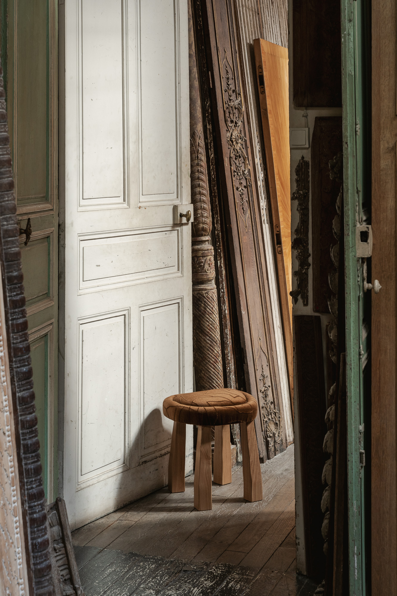 Garcé & Dimofski's stool at Féau Boiseries for Invisible Collection's exhibition