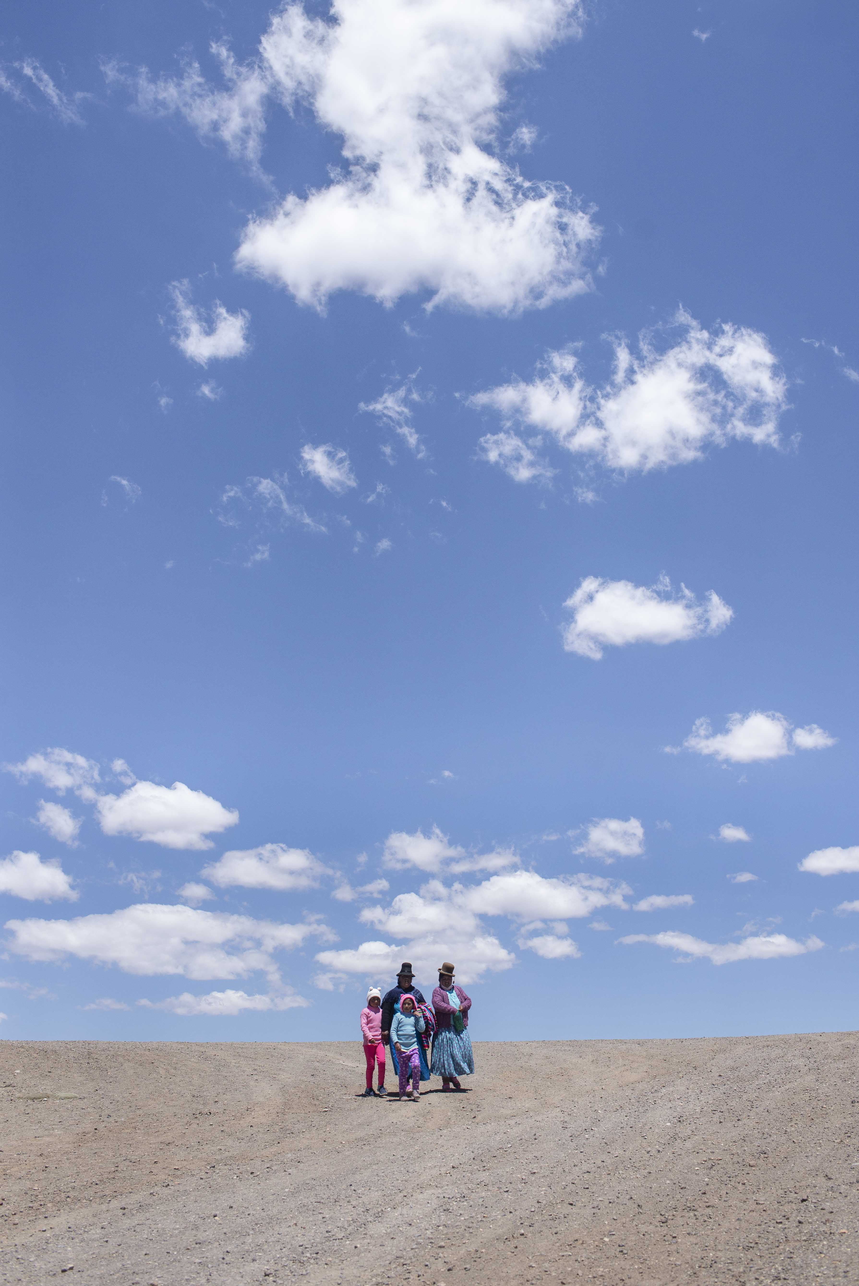Familia pasando de Bolivia a Perú en el punto tripartito cercano a Visviri. 2021