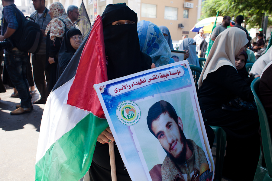 Gaza, été 2012.Tous les lundis à 10h, une manifestation de soutien aux prisonniers est organisée devant les locaux de la Croix Rouge. Les proches de détenus et des anciens prisonniers s'y retrouvent. Le but de cette action est que l'on n'oublie pas les prisonniers palestiniens qui croupissent dans les geôles israéliennes, dans des conditions détestables.