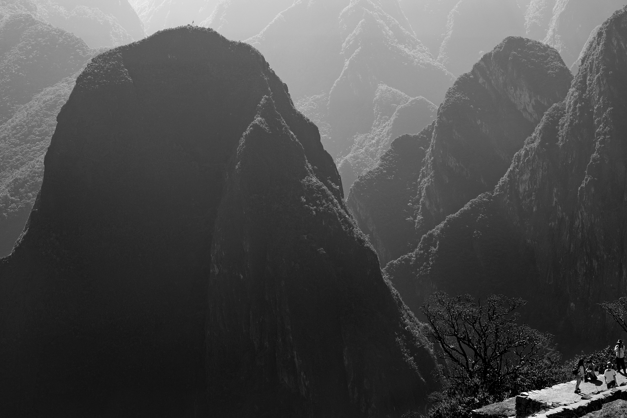 Montaña Putucusi y turistasMachu Picchu, Urubamba, Perú