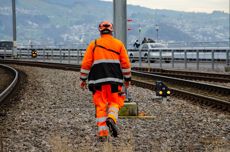 Nicht nur direkt am Perron, sondern auch auf den Gleisabschnitten danach m&uuml;ssen die Geomatiker Messungen durchf&uuml;hren.