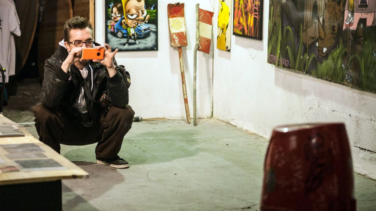 Homme_photographie_une_exposition