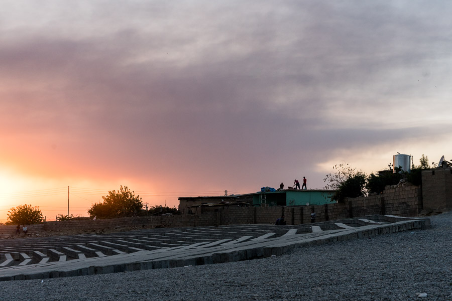 Camp de Maxmur, Irak. Avant que ne commencent les pluies, chacun s'affaire à réparer le toit de sa maison.