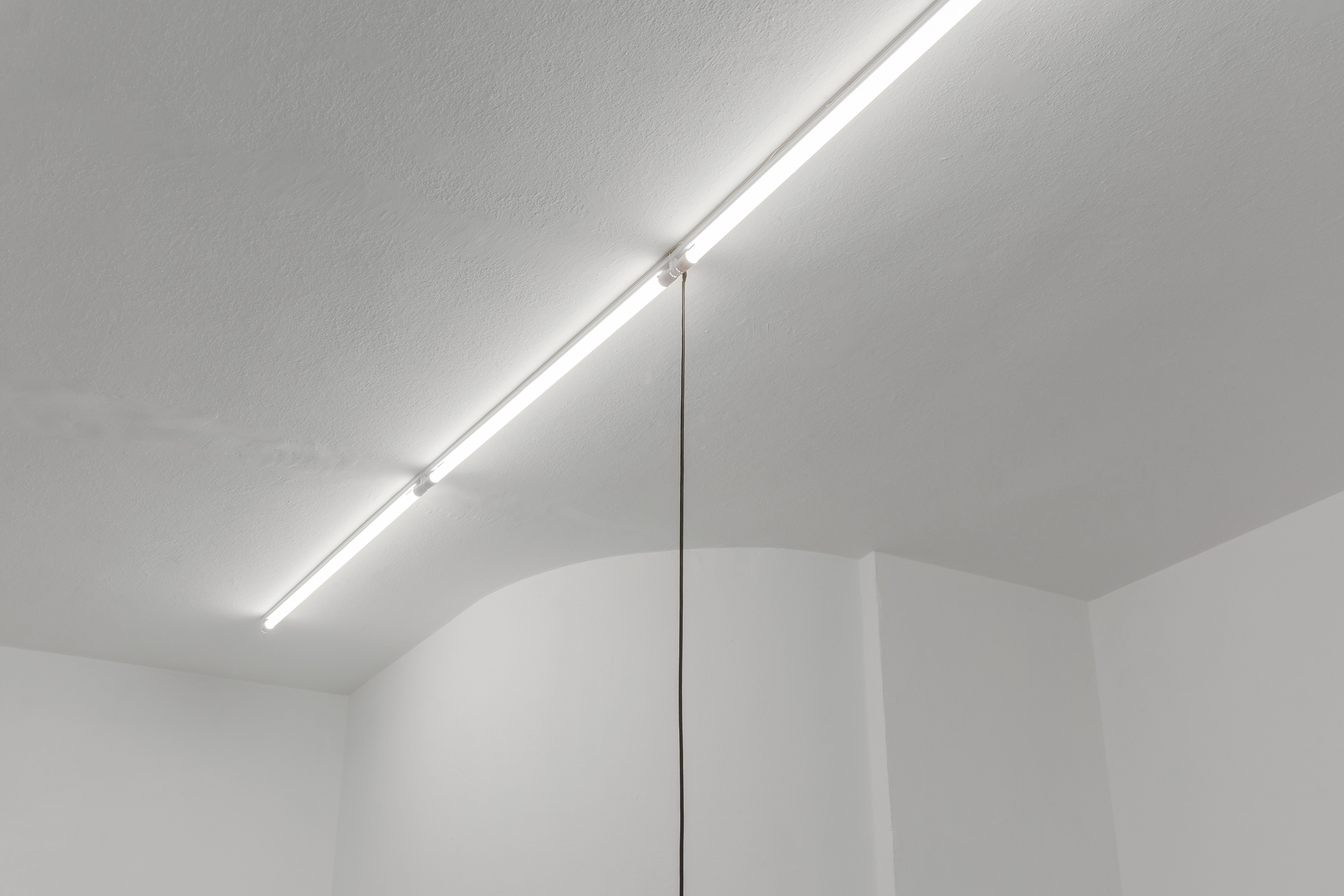 Extraños efectos deformables, 2022. Instalación site-specific, paneles solares, regulador de carga, baterías, inversor de corriente, cables y artefactos de iluminación del espacio. Medidas variables. Detalle