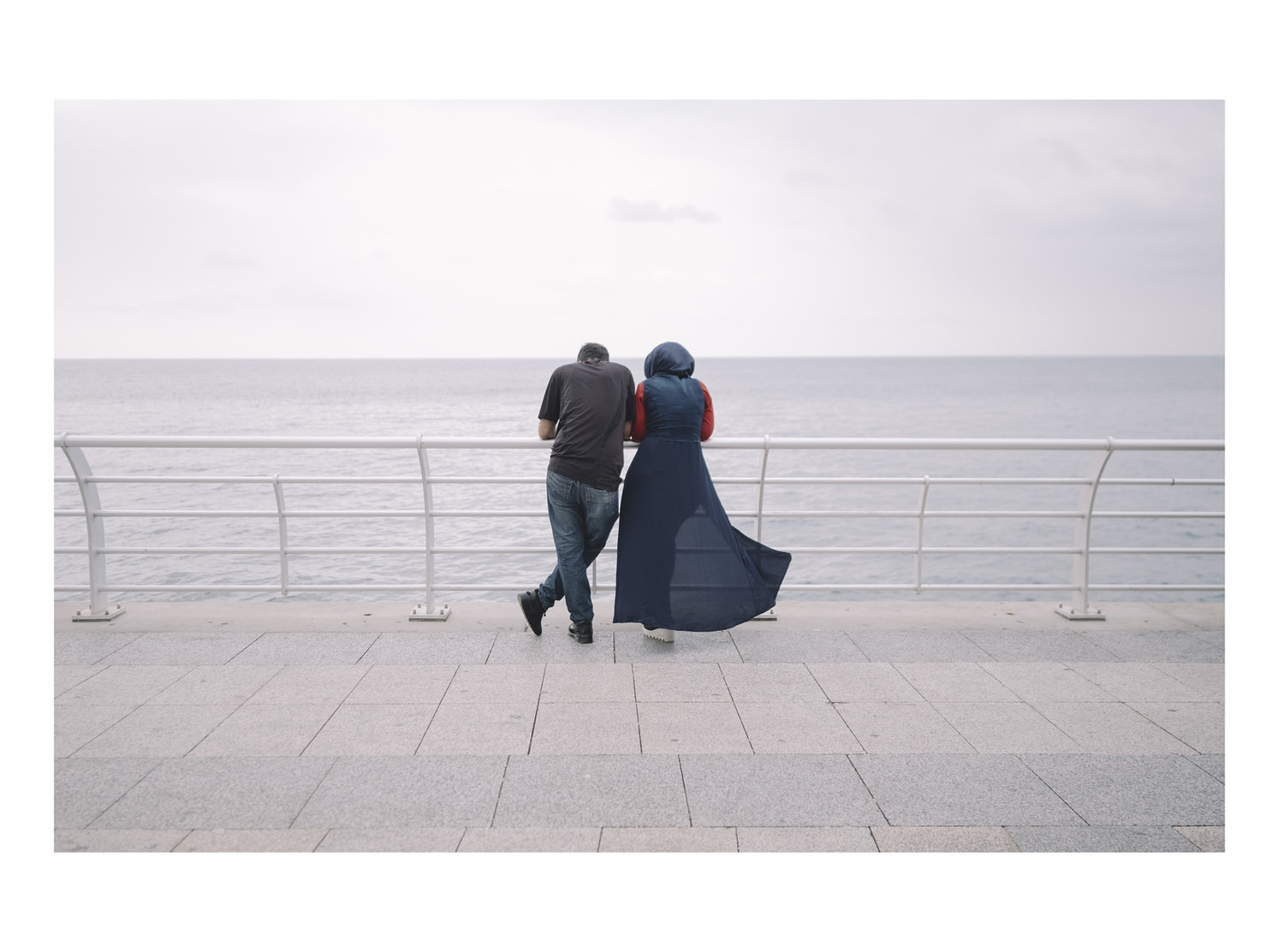 Foto viajes Líbano Beirut paseo marítimo pareja mira el Mar Mediterráneo