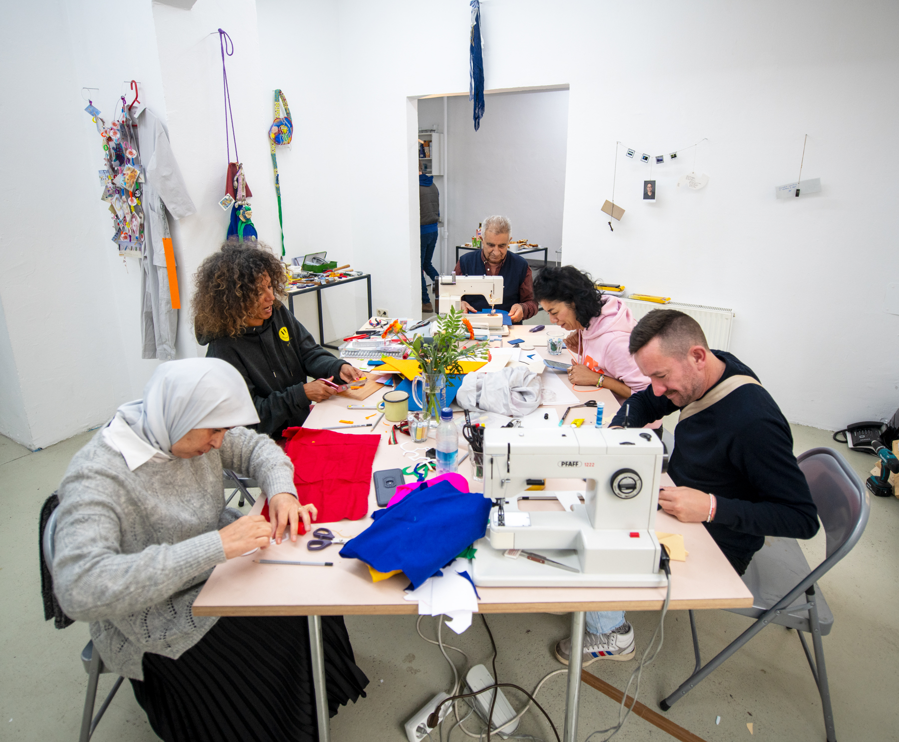 Workshop participants Maisoun Alfawarati, Iriet Yusuf, Mehmet "Schlosser", Elvin Turgut und Seb (f.l.t.r.). Image: Tom Hauzenberger. 