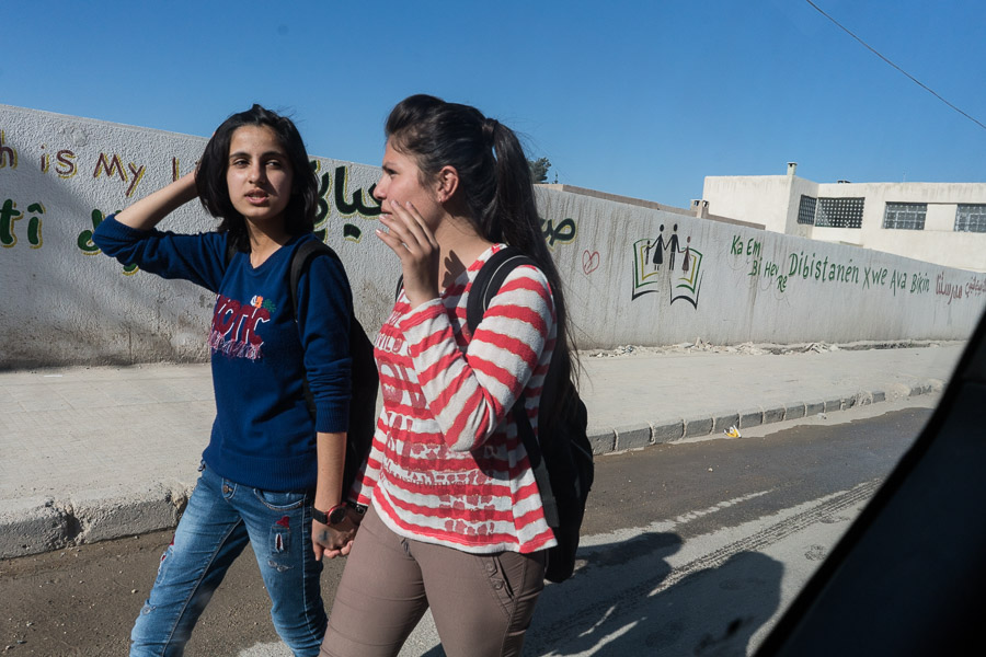 Koban&ecirc;, avril 2018.  Lyc&eacute;ennes &agrave; la sortie des cours.