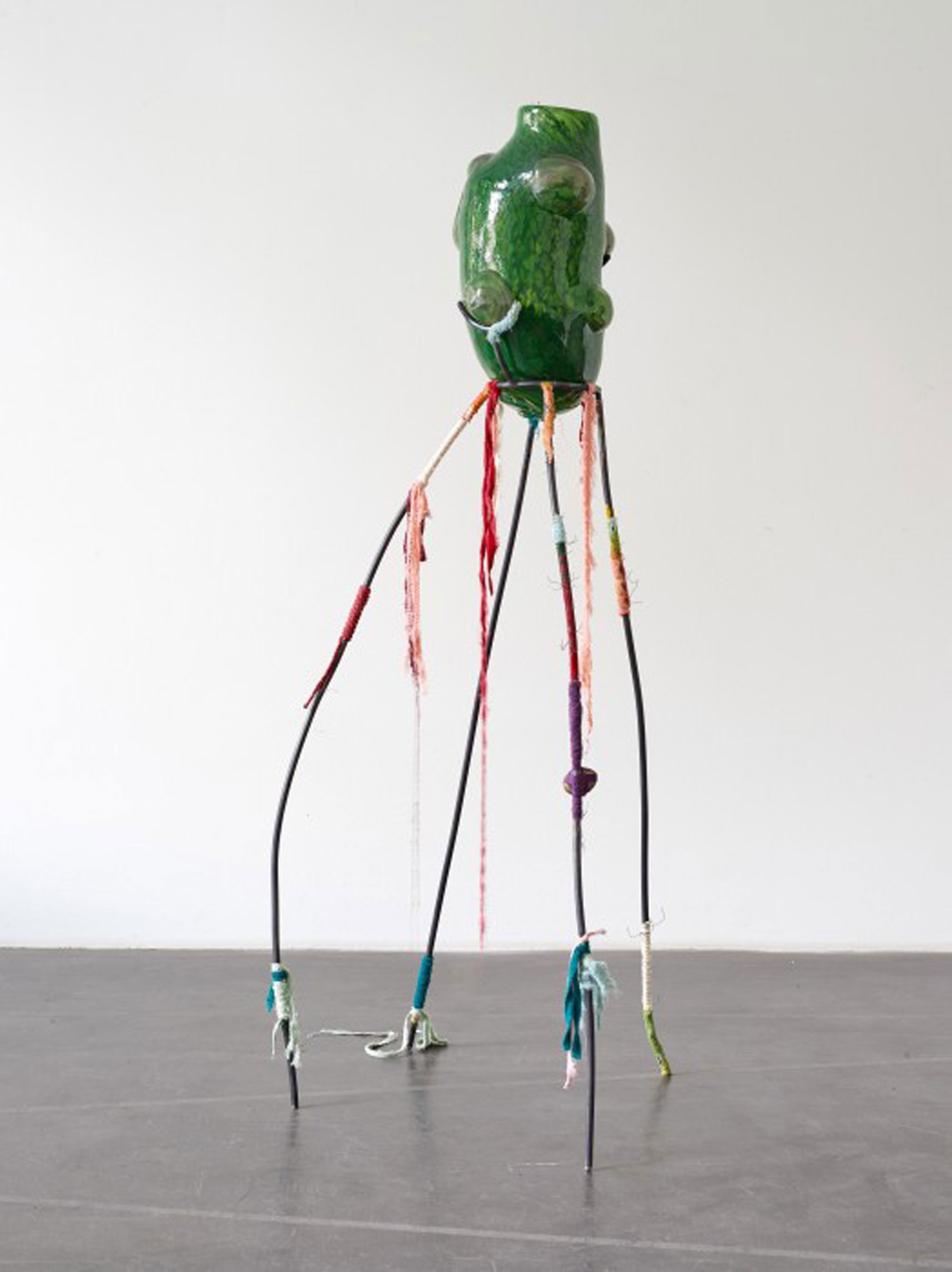 Pedro Wirz, Wet Transistor (2) (2019) | Blown glass, cast bronze, cloth, beeswax, wire, and soil on iron support, 170 x 80 x 80 cm | Image courtesy of Galerie Nagel Draxler