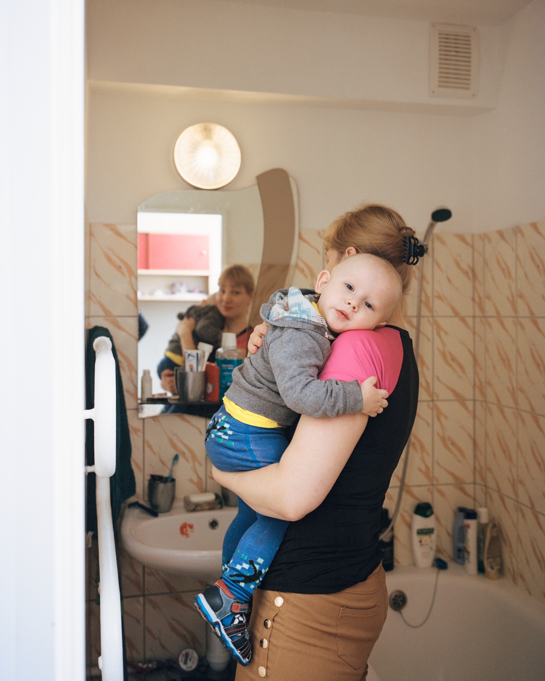 Valentina su sūnumi Dovydu vonioje / Valentina with her son Dovydas in the bathroom