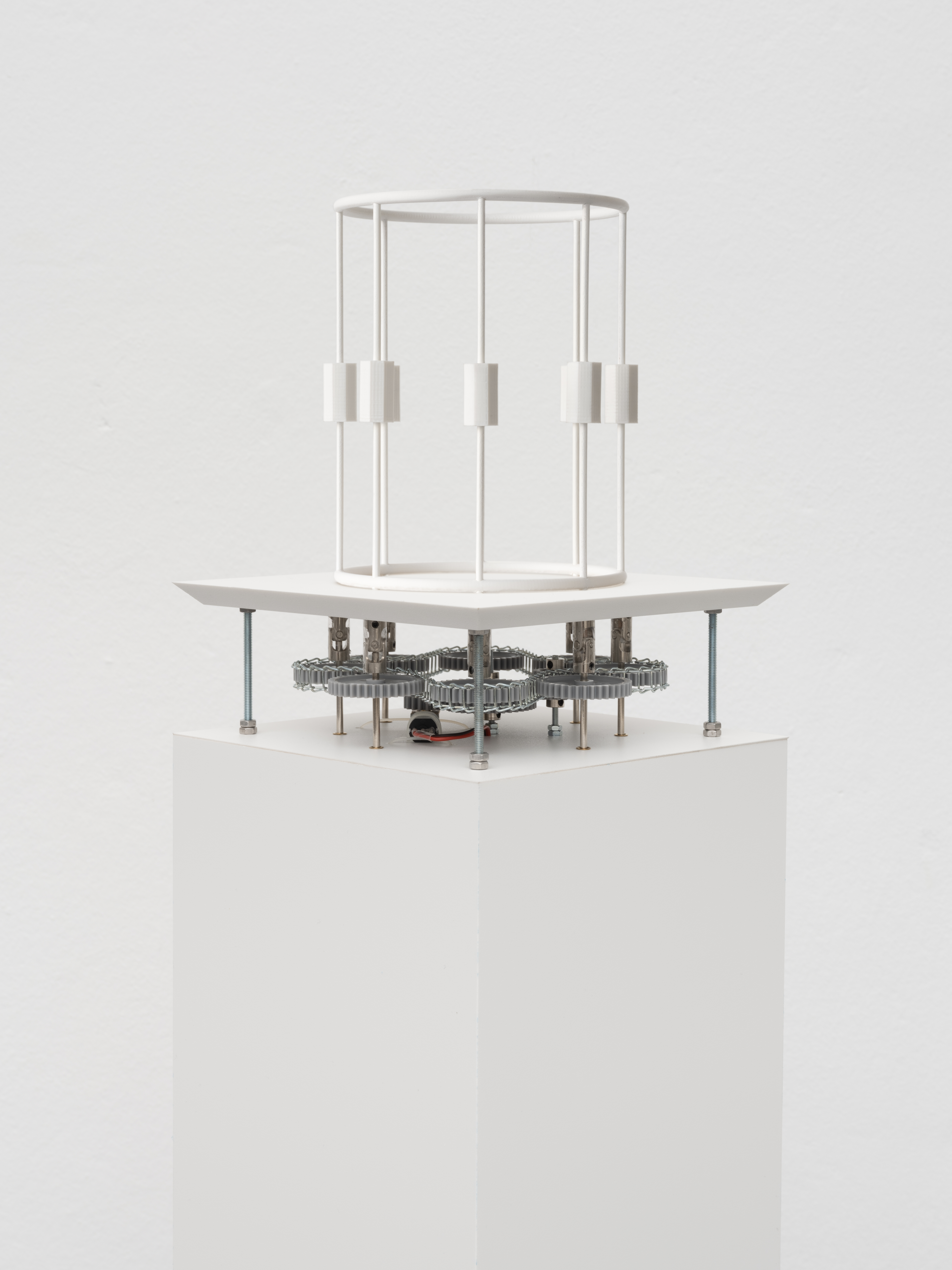 Untitled 1, 2023, u. a. Forex, PLA, Arduino Uno, Mikrogetriebe, Transistor, 127 x 18,6 x 18,6 cm