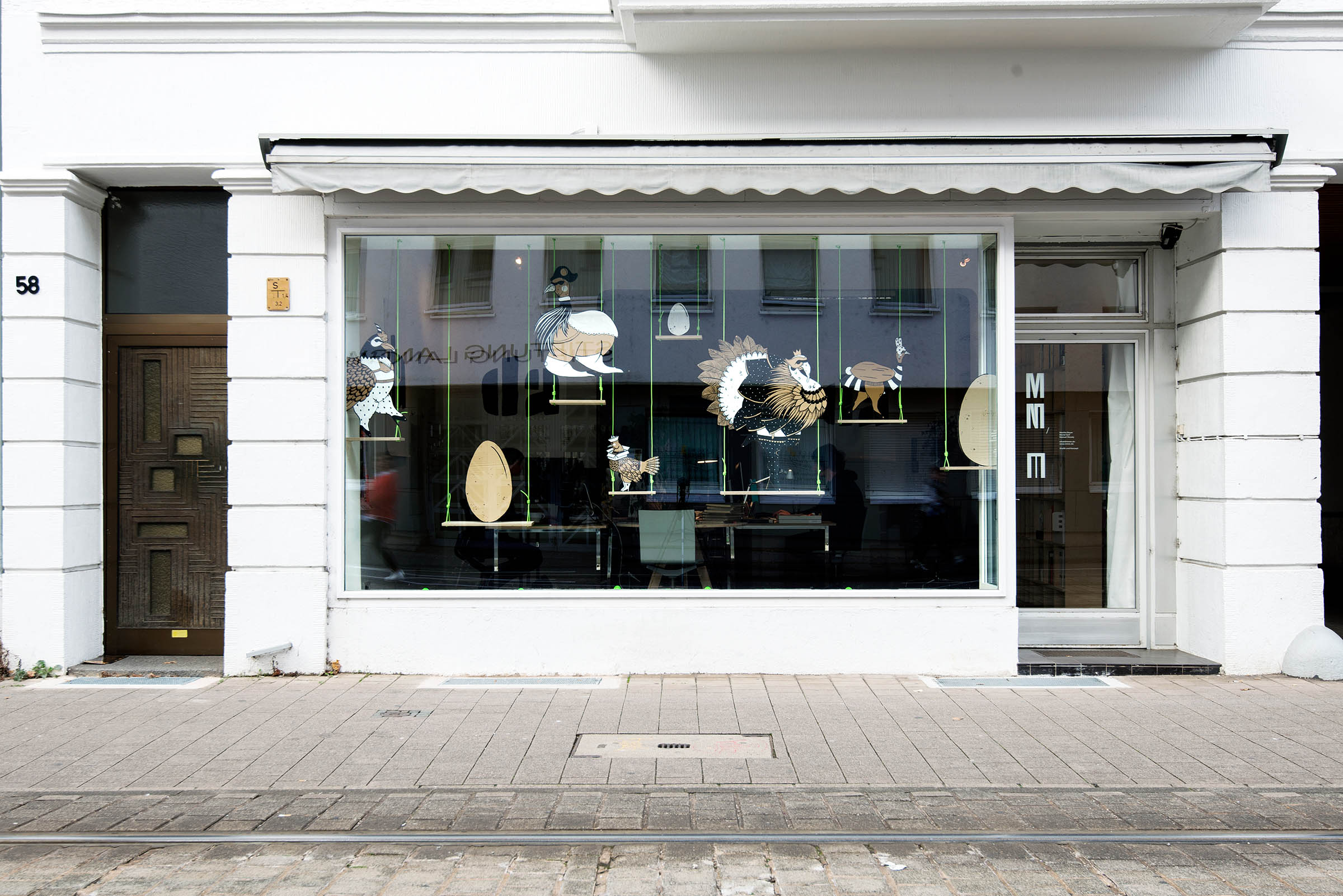 da-da-da 6: Nathalie Nierengarten. Schaufenster mit Hühner-Illustrationen