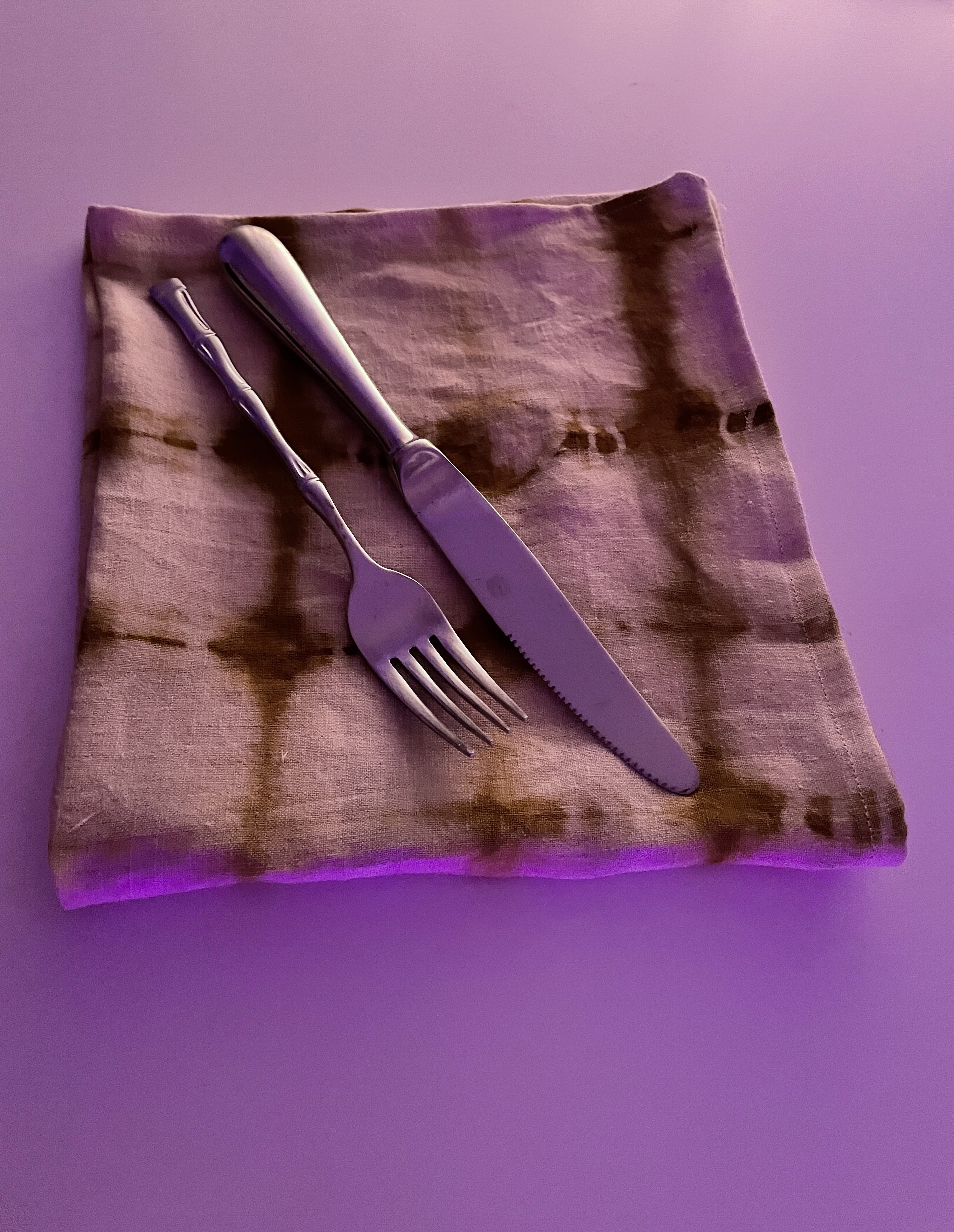 Onion on linen. 2020.