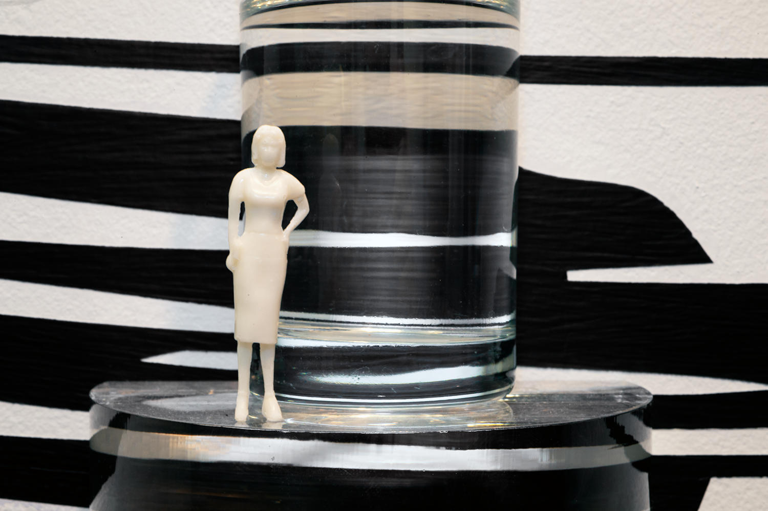 Parkodin Woman, Reykjavik Art Museum 2021 (parkodine, resin, glass of water, plexiglass, wall painting)