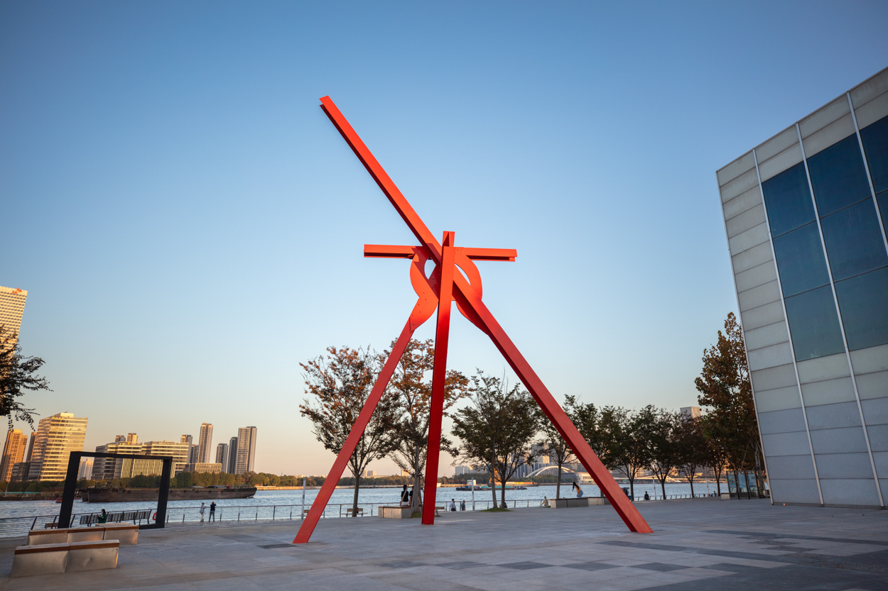 Hugs, 2011. Painted Steel. 50' 4" x 32' x 20' 4". Installed at West Bund Art Museum in Shanghai. Photo credit: Lawrence Lu