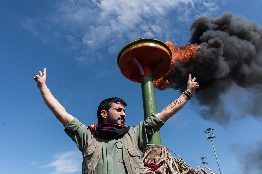 Diyarbakir (Amed), F&ecirc;te du Newroz 2015. Azadi signifie libert&eacute; en kurde.