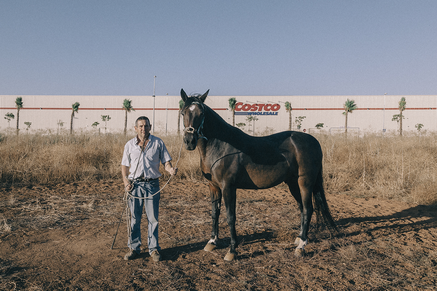 Fotografía serie Héroes hombre criador posa con su caballo Almacenes Costco Sevilla