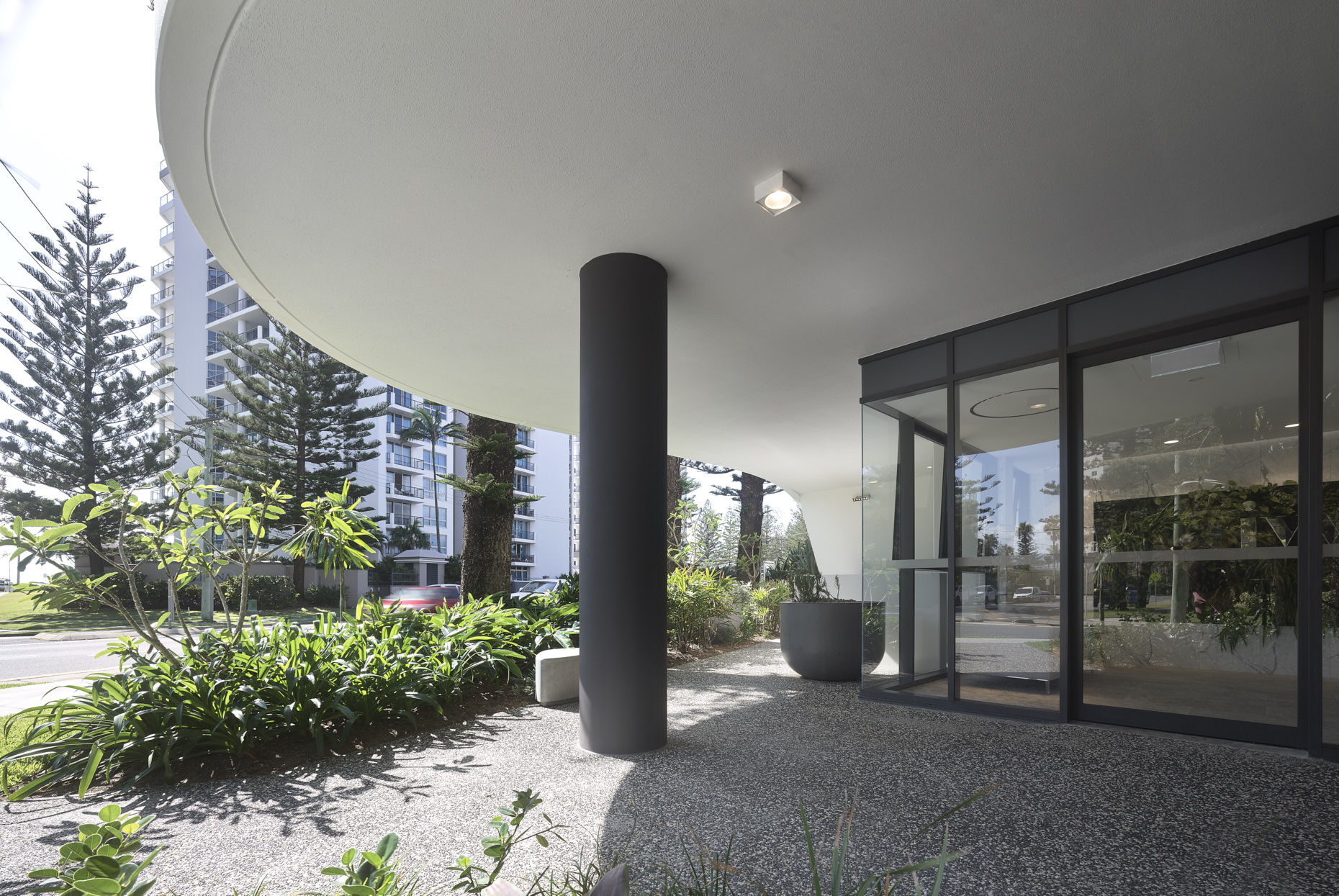 A deeply curved podium welcomes occupants to the lobby of the Ivy95 apartments.