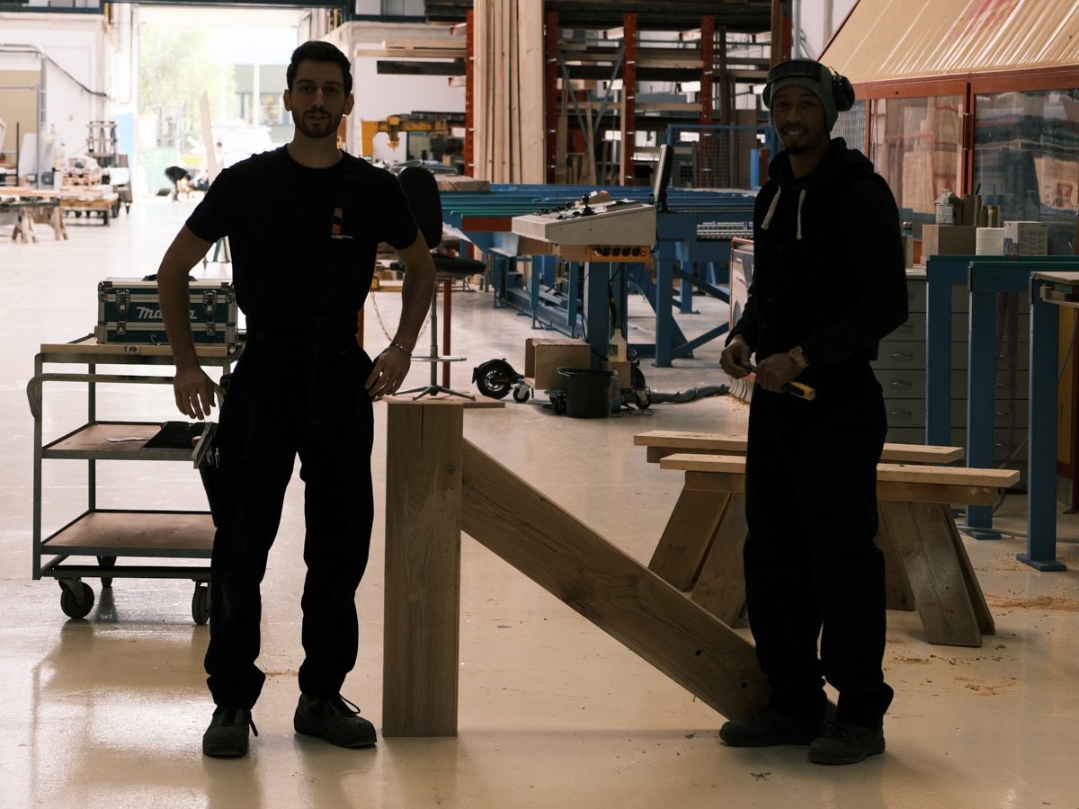 10.2021 Visite et tournage à l'atelier des Charpentiers de Paris, où sont fabriquées des éléments de charpentes et de menuiserie. Démonstration des Compagnons du Devoir d'un assemblage tenon-mortaise.