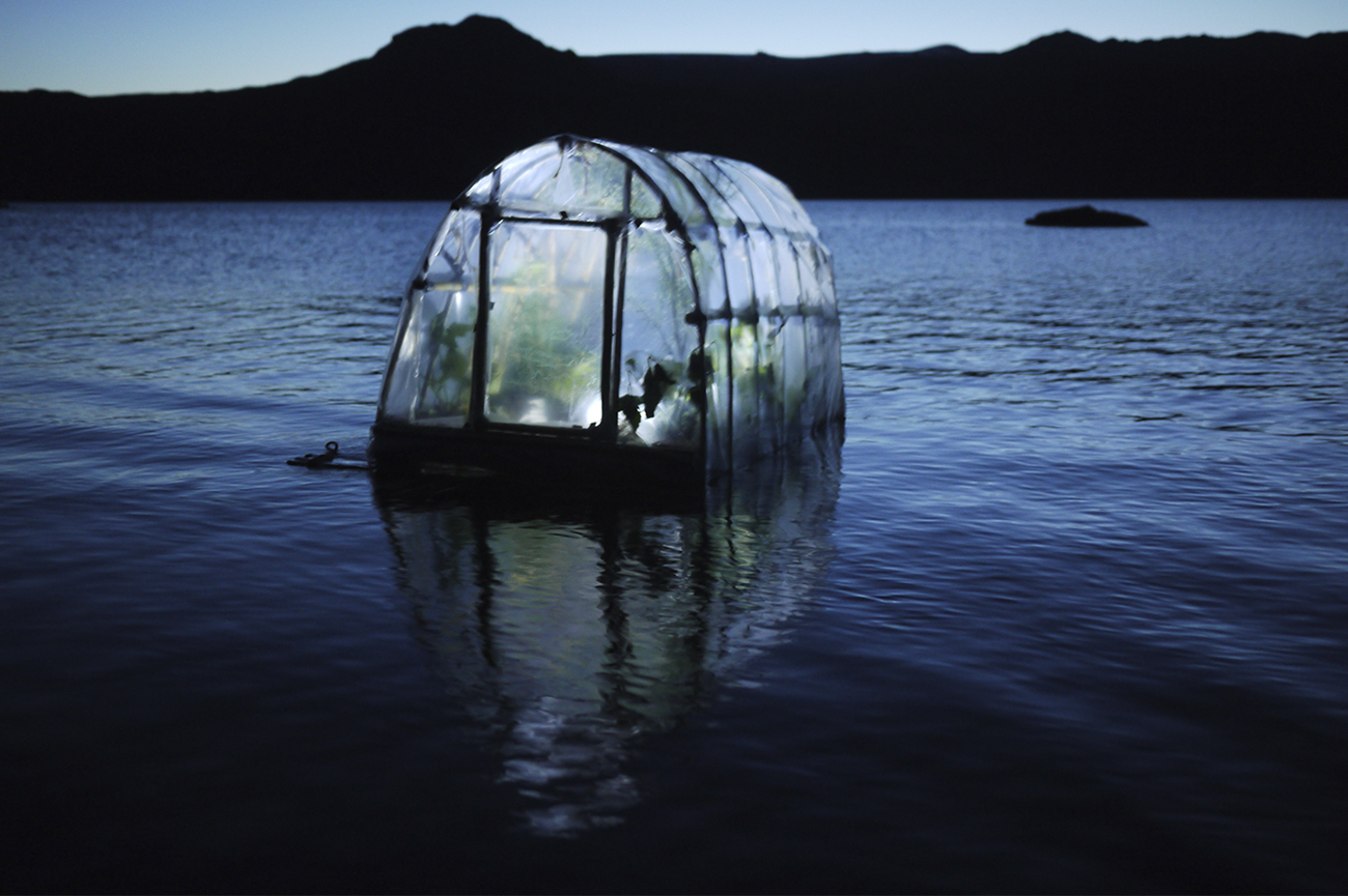 Máximo Corvalán-PincheiraProyecto Invernadero, 2013Intervención: 9 fotos, 4 dibujos y videoDimensiones variablesVer detalle︎