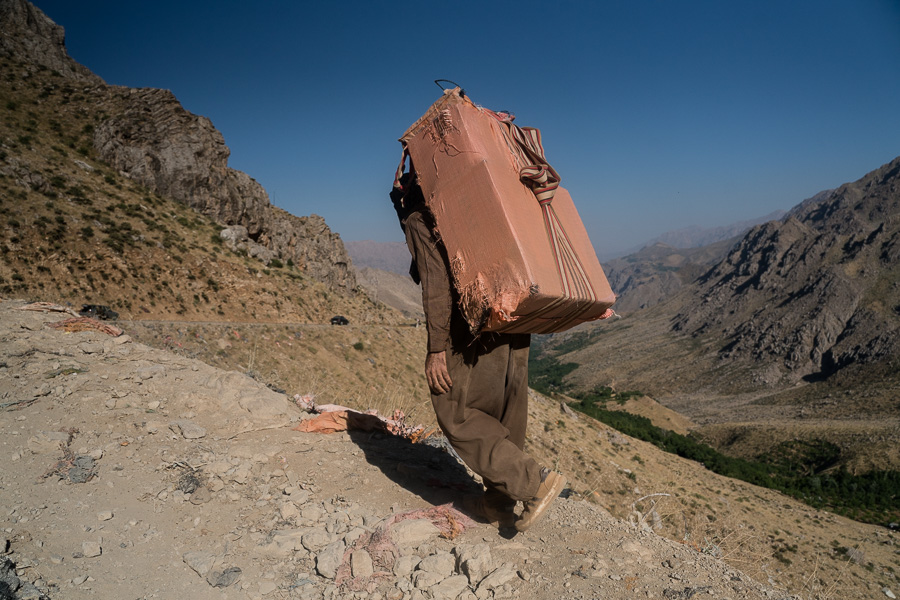 R&eacute;gion de Hewraman, Kurdistan e rojhelat (Iran), &eacute;t&eacute; 2019.  Les charges sont lourdes, plus de 30kg, qu'il faut porter pendant plusieurs heures sur des chemins escarp&eacute;s. Nombre de kolabrs souffrent de probl&egrave;mes de dos, de genou.