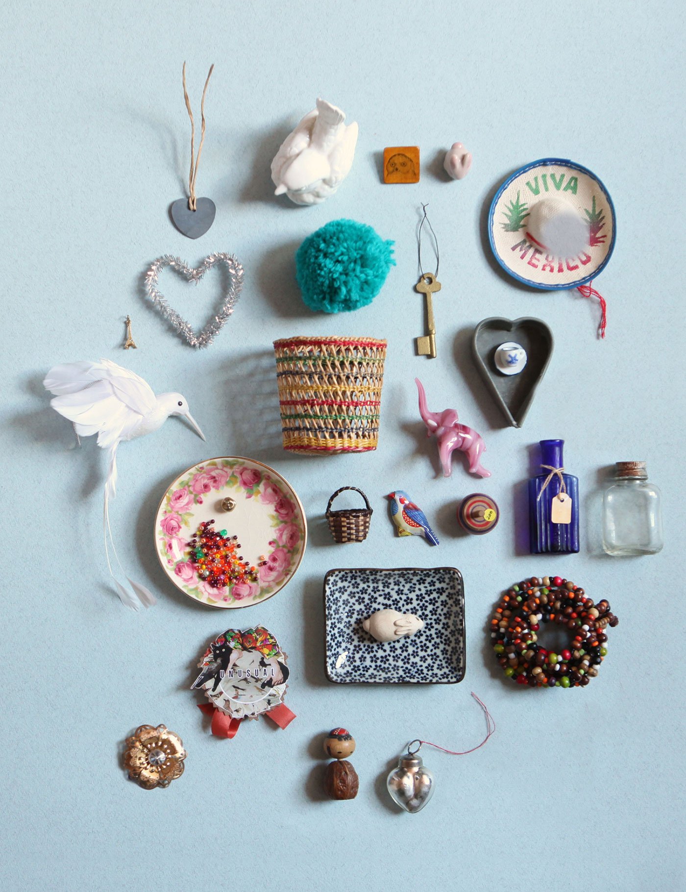 Do you collect things. Things organized neatly. Collection things Design. Trinkets 21 Clay Andover. Things in 1 photo.
