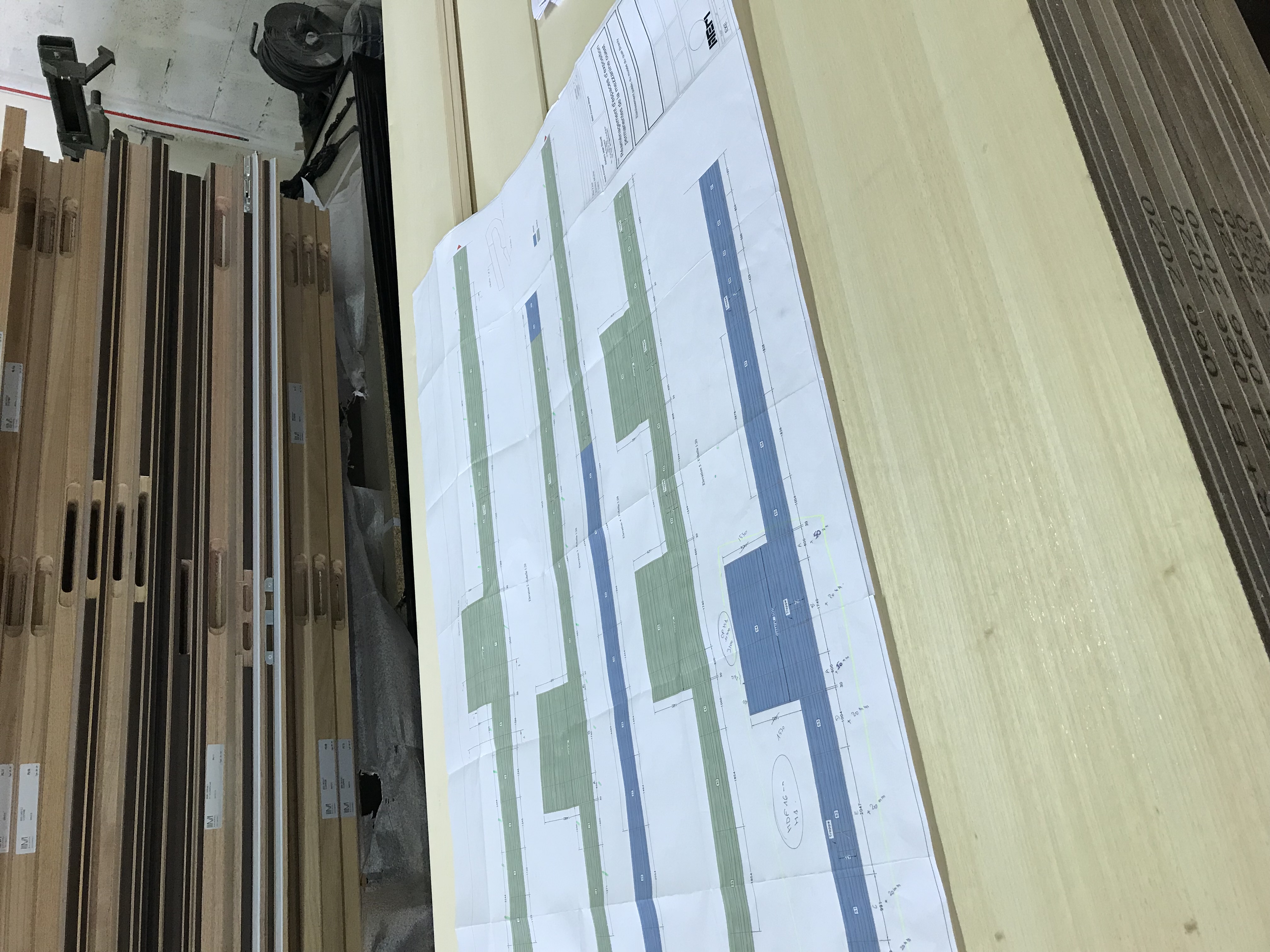 La maitrise d'oeuvre envoit les plans d'exécution. En couleur ici, différentes essences de bois