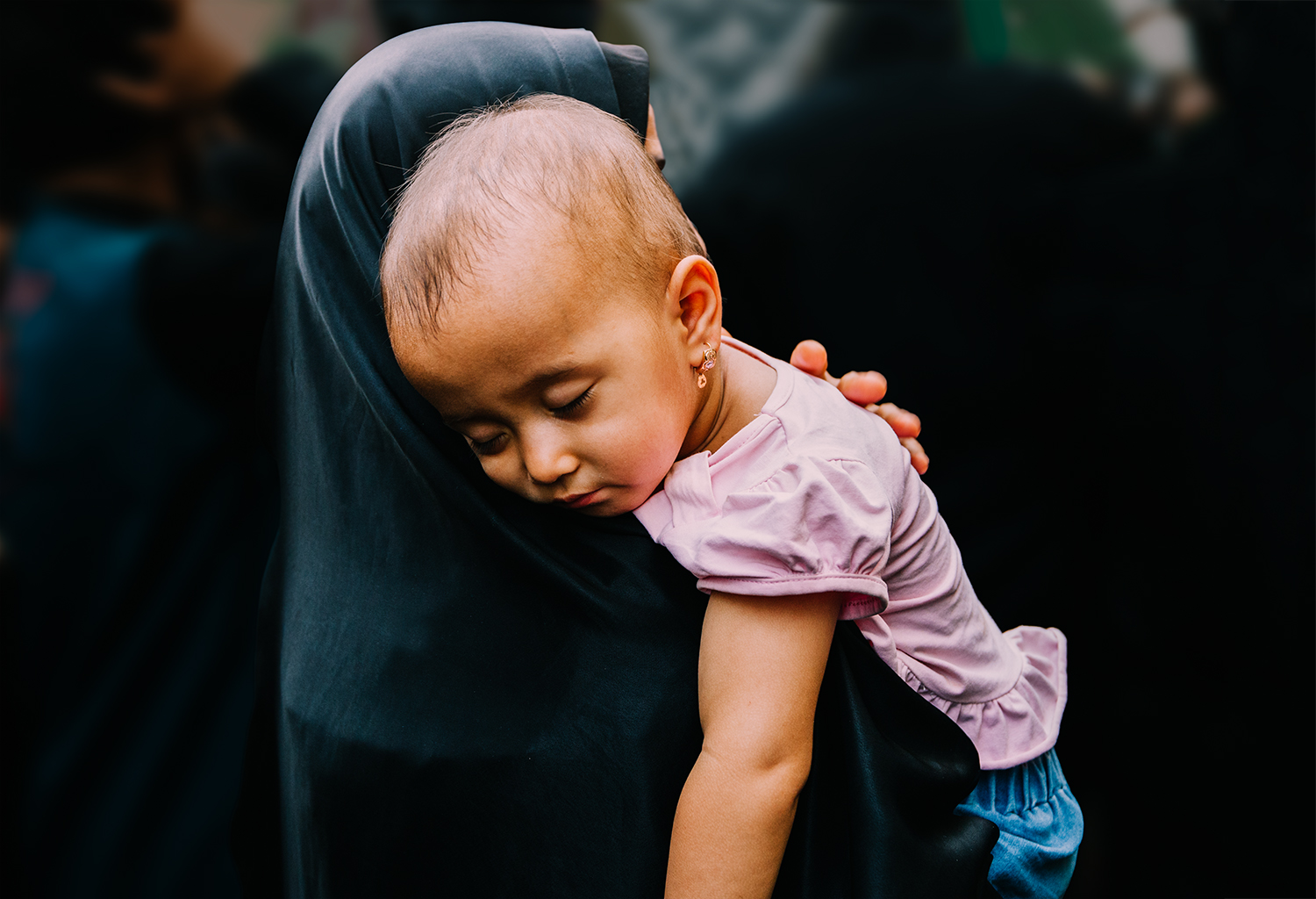 Madre lleva en brazos a su hija dormida una vez llegado a la ciudad de Kerbala, donde se encuentra el Santuario del Iman Husayn ibn 'Alī.