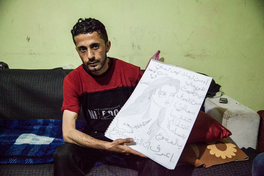 Istanbul, Turquie. Réfugiés kurdes de Syrie. Quartier de Halkali. Originaire de la province d'Afrin, Rasheed travaille dans le repassage. Quand il rentre dans les deux pièces qu'il partage avec 5 autres jeunes hommes, il dessine pour s'évader un peu d'un quotidien impossible.