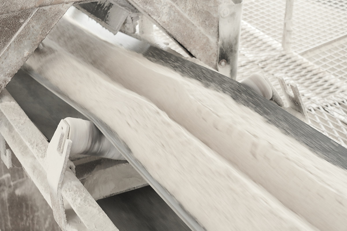 Un convoyeur à tapis achemine ensuite le gypse