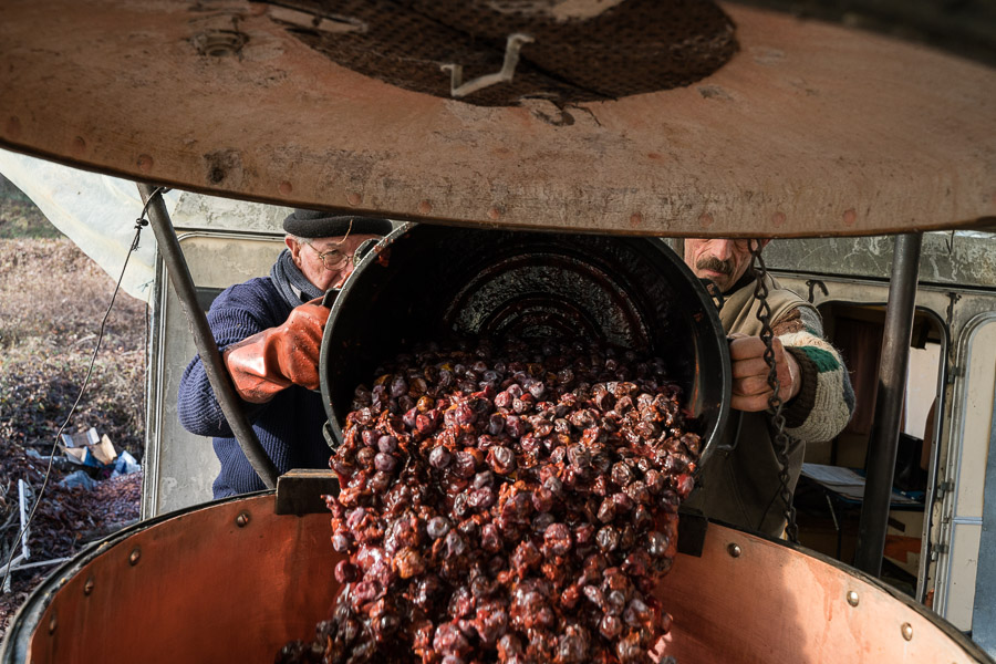 Apr&egrave;s avoir accompagn&eacute; son p&egrave;re pendant 15-20 ans, Mr Paul a repris son activit&eacute; de bouilleur. L'alambic a &eacute;t&eacute; achet&eacute; par celui-ci &agrave; la fin des ann&eacute;es 50, &agrave; un riche exploitant qui s'&eacute;tait piqu&eacute; de distiller avant d'abandonner l'id&eacute;e.