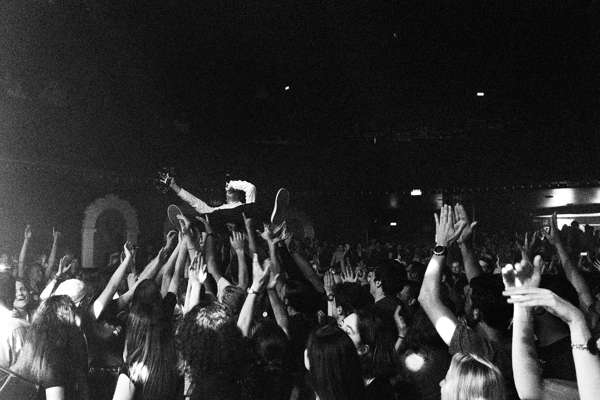 Philippe Sarfati-live-music-photography-photographer-street-documentary-bataclan-paris-france-singer-lifted-by-public-performance-concert