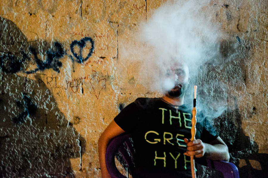  Beddawi Camp, Tripoli, north Lebanon. Nombre de jeunes et moins jeunes laissent s'&eacute;couler le temps dans les vapeurs du narguil&eacute;.