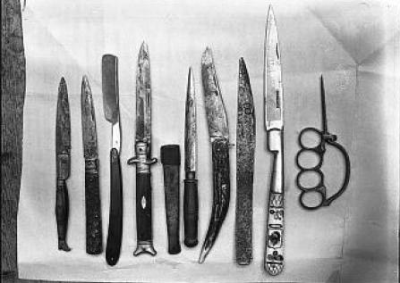 Rodolphe A. Reiss, Divers genres d'armes perforantes et tranchantes : coup de poing avec stylet, couteau corse, alêne, couteau à cran d'arrêt français, poignard, couteau à cran d'arrêt allemand, rasoir, couteau de poche, couteau dit « jambe de femme », vers 1910, Lausanne, Suisse. © Musée de l'Elysée / Institut de police scientifique, Lausanne