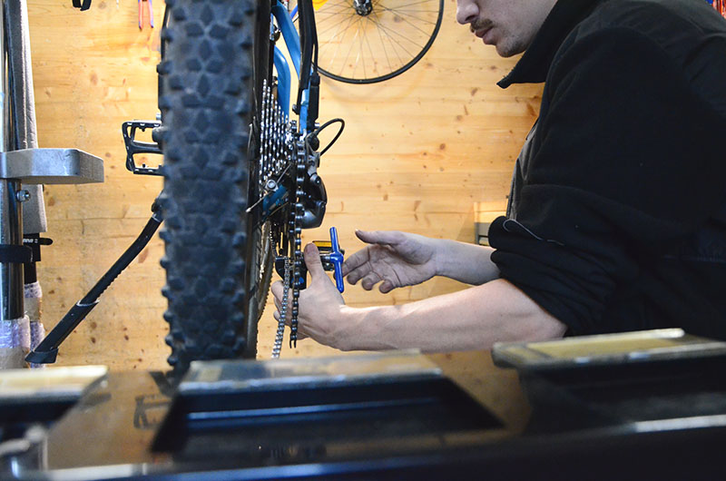 Die letzten Schrauben werden angezogen.